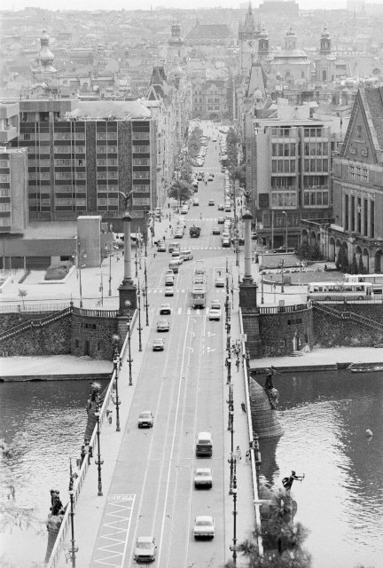 Čechův most v pohledu z Letenských sadů, rok 1986.