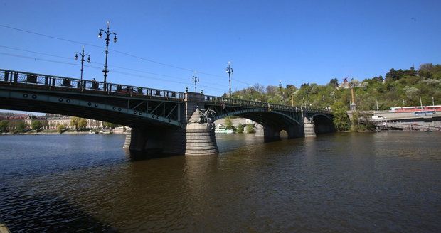 Omezení na Čechově mostě: během prodlouženého víkendu se na něm opraví tramvajová trať.