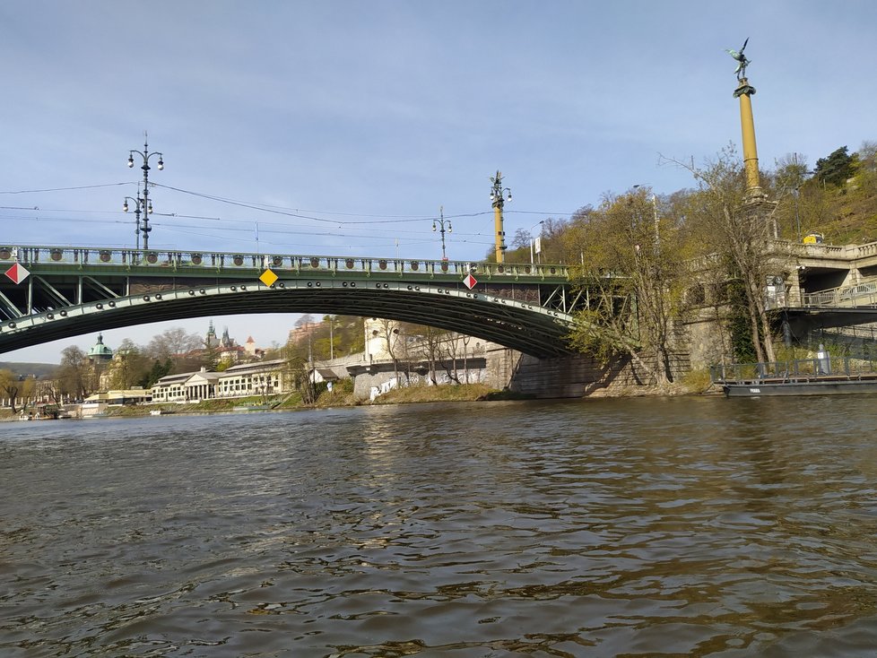 Čechův most: Magistrát se zaobírá možností oživení čtveřice soch na pilířích mostu. Z hyder by mohla tryskat voda, světlonoši by v rukou mohli držet hořící pochodně. Aspoň takový byl záměr tvůrců mostu v začátcích 20. století. (13. duben 2022)