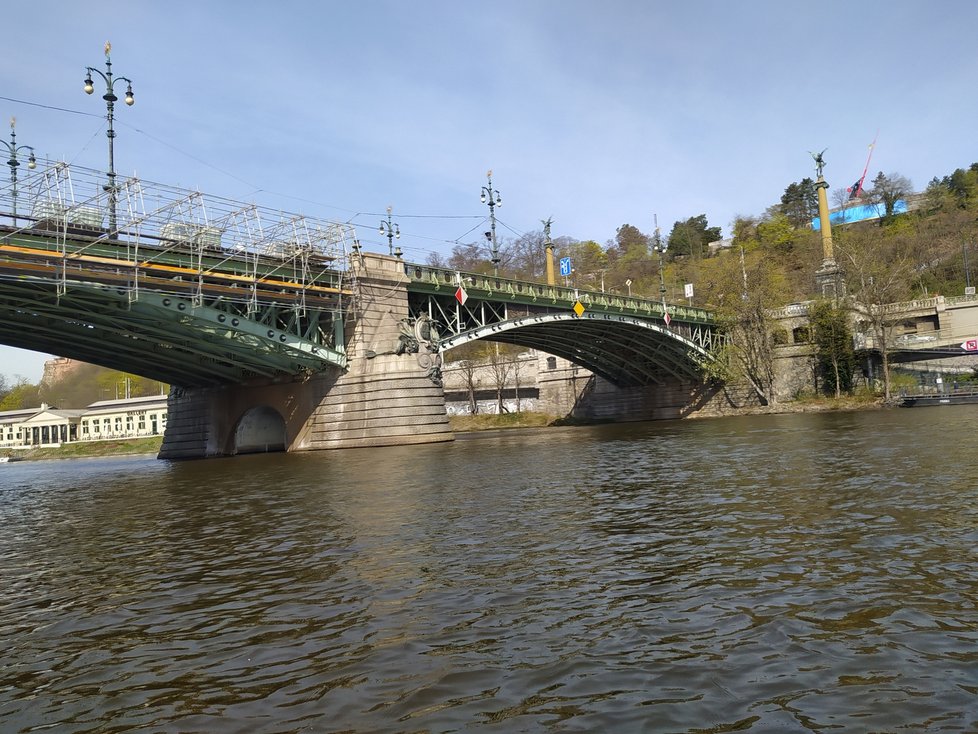 Čechův most: Magistrát se zaobírá možností oživení čtveřice soch na pilířích mostu. Z hyder by mohla tryskat voda, světlonoši by v rukou mohli držet hořící pochodně. Aspoň takový byl záměr tvůrců mostu v začátcích 20. století. (13. duben 2022)