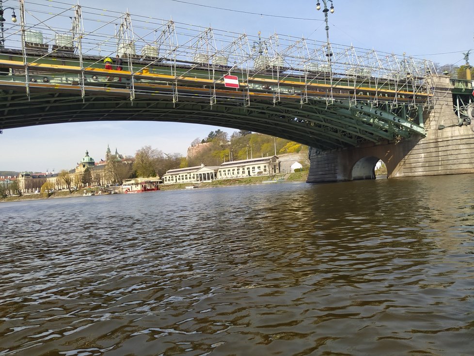 Čechův most v Praze je neobyčejně vyzdoben.