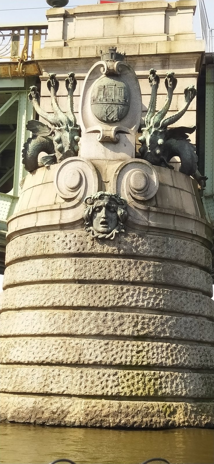 Bronzové sochy hyder na Čechově mostě.