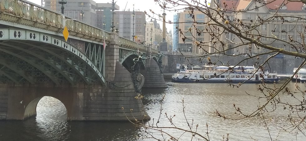 Čechův most má jen dva pilíře. Z obou stran jej zdobí sochy. Ty měly v minulosti prýštit vodu i oheň. Dočkáme se stejné efektivní podívané i ve 21. století? (13. duben 2022)