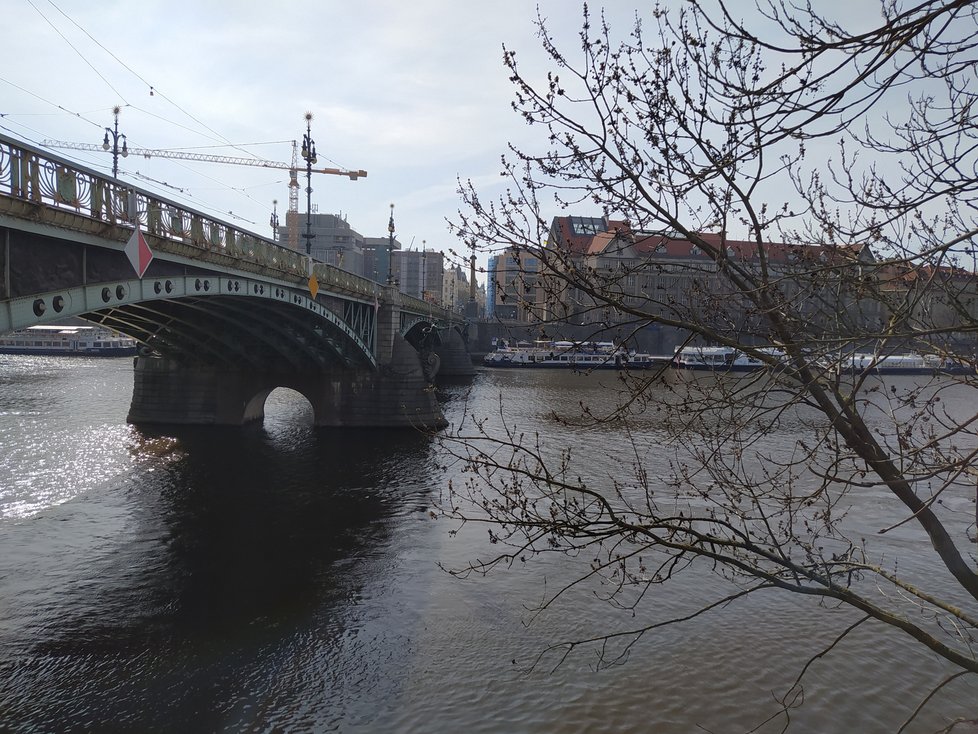 Čechův most má jen dva pilíře. Z obou stran jej zdobí sochy. Ty měly v minulosti prýštit vodu i oheň. Dočkáme se stejné efektivní podívané i ve 21. století? (13. duben 2022)