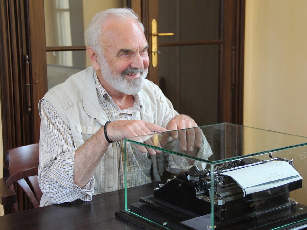 Na výstavě je i psací stroj, na kterém Zdeněk Svěrák tvořil.