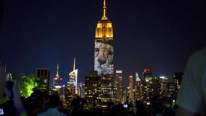 Newyorský Empire State Building se mimojiné proměnil ve lva Cecila