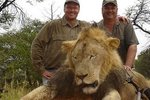 Zubař a lovec Walter James Palmer (vlevo) s jedním z dalších lvů, které zastřelil.