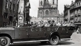 Tříhodinová okružní jízda Prahou stála v roce 1937 35 korun.
