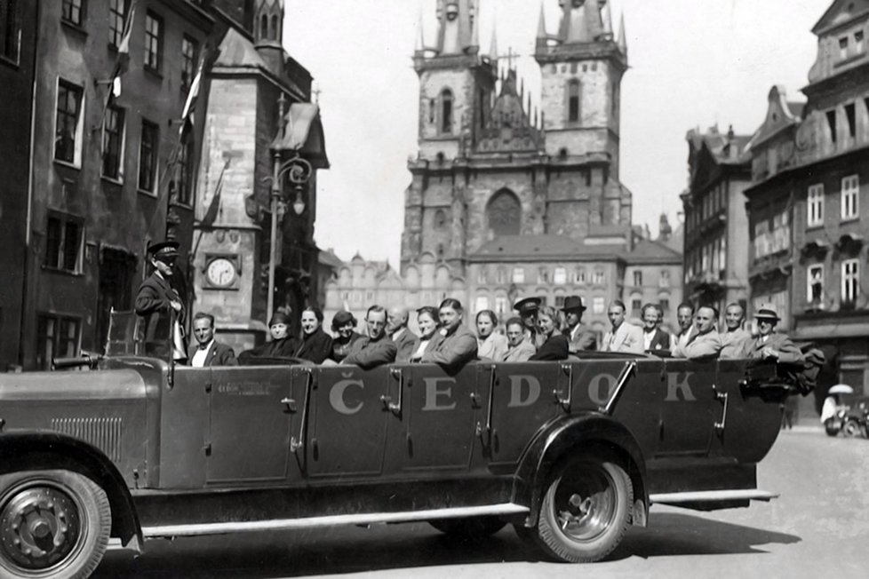 Tříhodinová okružní jízda Prahou stála v roce 1937 35 korun.