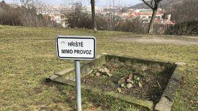 Cedule v parku Na Jezerce v Praze 4 lidi baví.