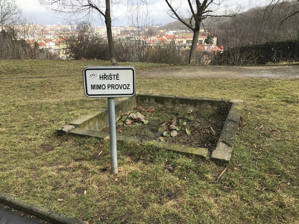 Cedule v parku Na Jezerce v Praze 4 lidi baví.