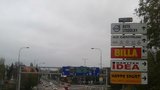 Praha versus podnikatelé: Ze silnic mizí navigační cedule k obchodům a podnikům. Prý ruší řidiče