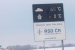 Rarita na dálnici D1 - teplota vzduchu 45°C, teplota vozovky -8°C.