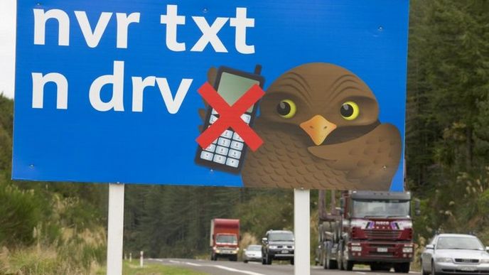 cedule u silnice varuje před psaním textovek během řízení