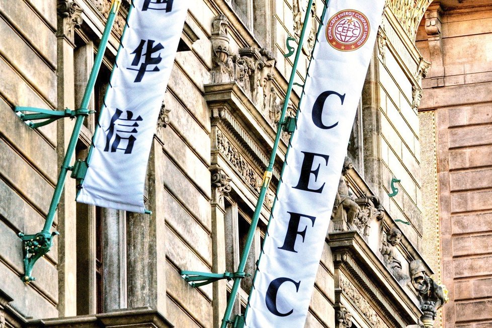 Čínská skupina China Energy Finance Corporation (CEFC), která je největším čínským investorem v České republice, jedná o prodeji svého majetku v Česku čínskému státnímu konglomerátu CITIC Group za celkem 6,7 miliardy jüanů (21,8 miliardy Kč).