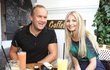 Usměvavý Marek Vít po rozvodu se svojí novou přítelkyní Kateřinou v kavárně.