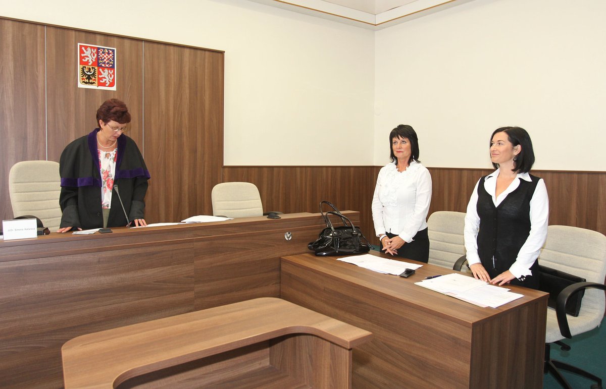 Vít a Čejková se svými advokáty v soudní síni.