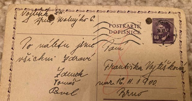 Korespondenční lístek, který se našel ve věznici. Příbuzní dávají vědět vězněné Františce Vojtíškové, že přežili bombardování.