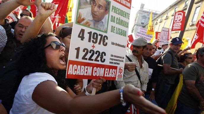 Čeká je stav nouze. Nespokojení státní zaměstnanci
protestují v Lisabonu proti vládním úsporným opatřením. Zatím marně.