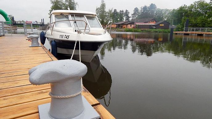 Čekání. Provoz v přístavu v Hluboké nad Vltavou má výrazně ožít příští rok po otevření plavební komory u Týna nad Vltavou. Tím se otevře cesta pražské a orlické flotile na jih.