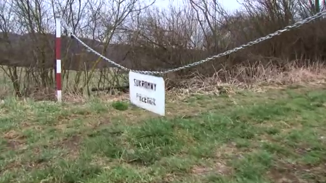 V usedlosti nad slovenskou obcí Čekovce našla parta lidí podezřelou bandasku s neznámou tekutinou. Dva muži ji popíjeli a zemřeli.