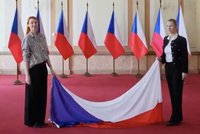 Přešlap Babišových PR holek: Mráčková se Zicklerovou válely vlajku po zemi!