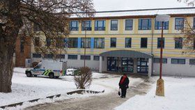 V Čelákovicích se v místním gymnáziu sesypal strop v místnosti.