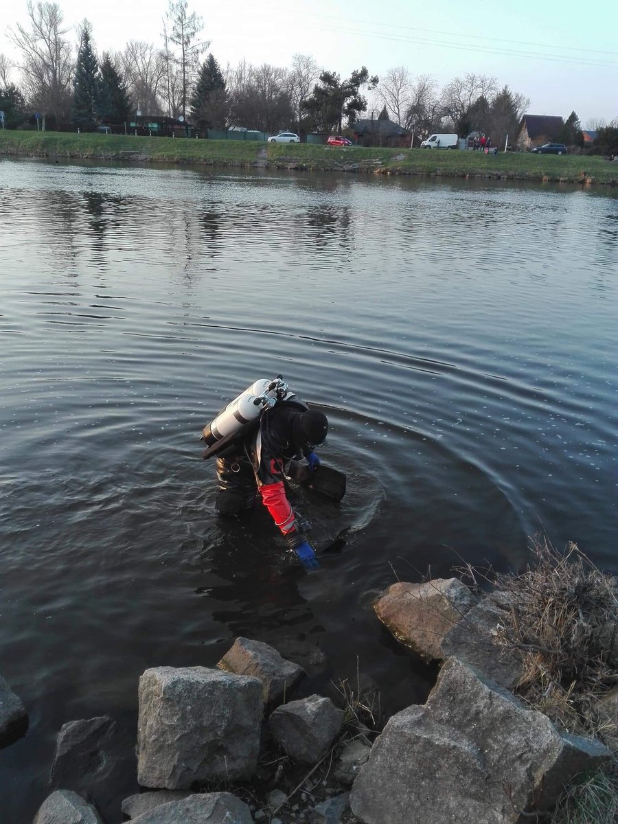 Záchranné složky prohledávají Labe v Čelákovicích, měl se tu potopit mladík, který nevyplaval.