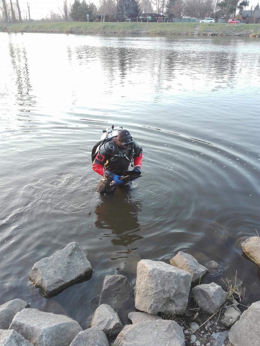 Záchranné složky prohledávají Labe v Čelákovicích, měl se tu potopit mladík, který nevyplaval.