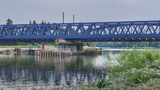 Nový železniční most v Čelákovicích už stojí. Kdy se po něm projedou první vlaky?