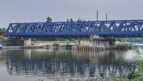 Stavba mostu v Čelákovicích.