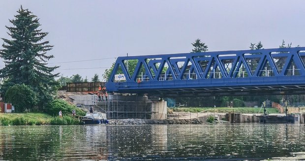 Stavba mostu v Čelákovicích.