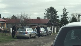 Do Čelákovic se policisté vrátili za denního světla