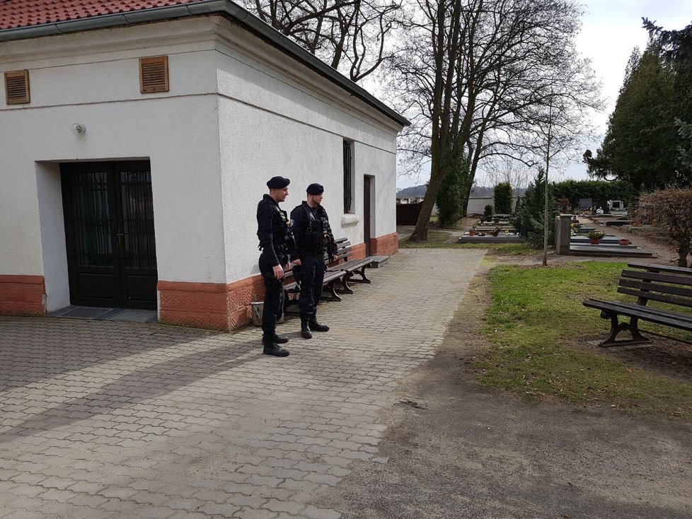 Do Čelákovic se policisté vrátili za denního světla