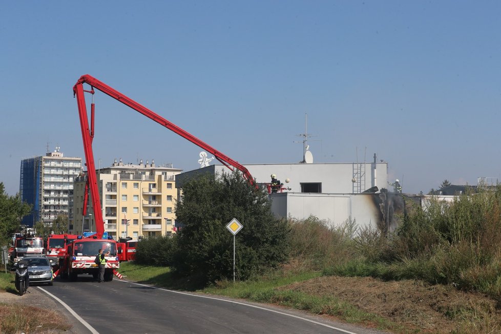 Požár průmyslového areálu v Čelákovicích (14. září 2021).