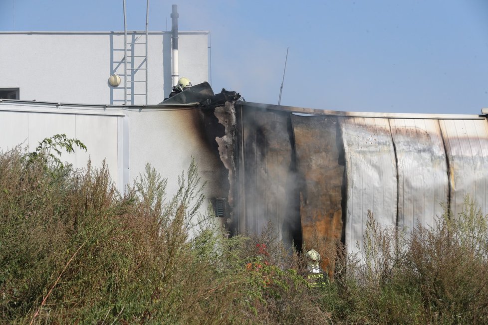 Požár průmyslového areálu v Čelákovicích (14. září 2021).