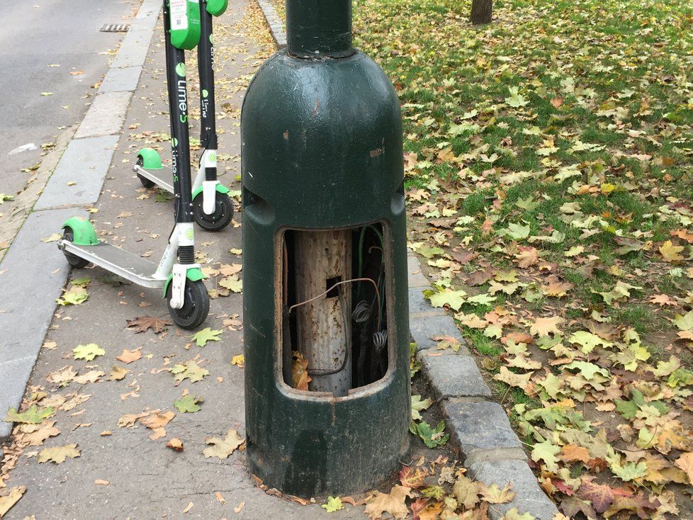 V případě poruch veřejného osvětlení bude pomocí QR kódů možné poslat hlášení, i třeba fotografii, pomocí mobilní aplikace, a nikoliv volání. (ilustrační foto)