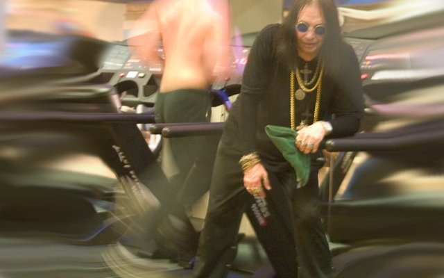 Trénuje snad Ozzy na maraton? Zpěvák přistižen ve fitness centru.