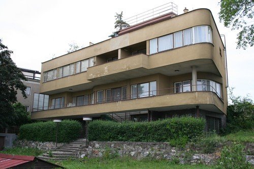 Funkcionalistická vila na Hanspaulce v Neherovské ulici. V té samé ulici bydlel i primátor Ludvík Černý.