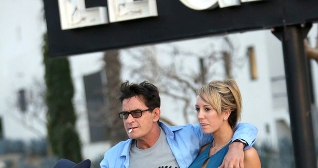 Charlie Sheen a Brett Rossi