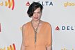 Modelka a herečka Milla Jovovich dorazila na 23rd Annual GLAAD Media Awards do Westin Bonaventure Hotelu v Los Angeles v jemně oranžových šatech zajímavého střihu.