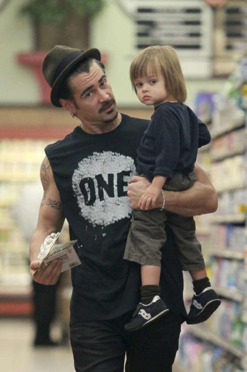 Colin Farrell na nákupech se svým nejmladším synkem Henrym v supermarketu v Los Feliz.
