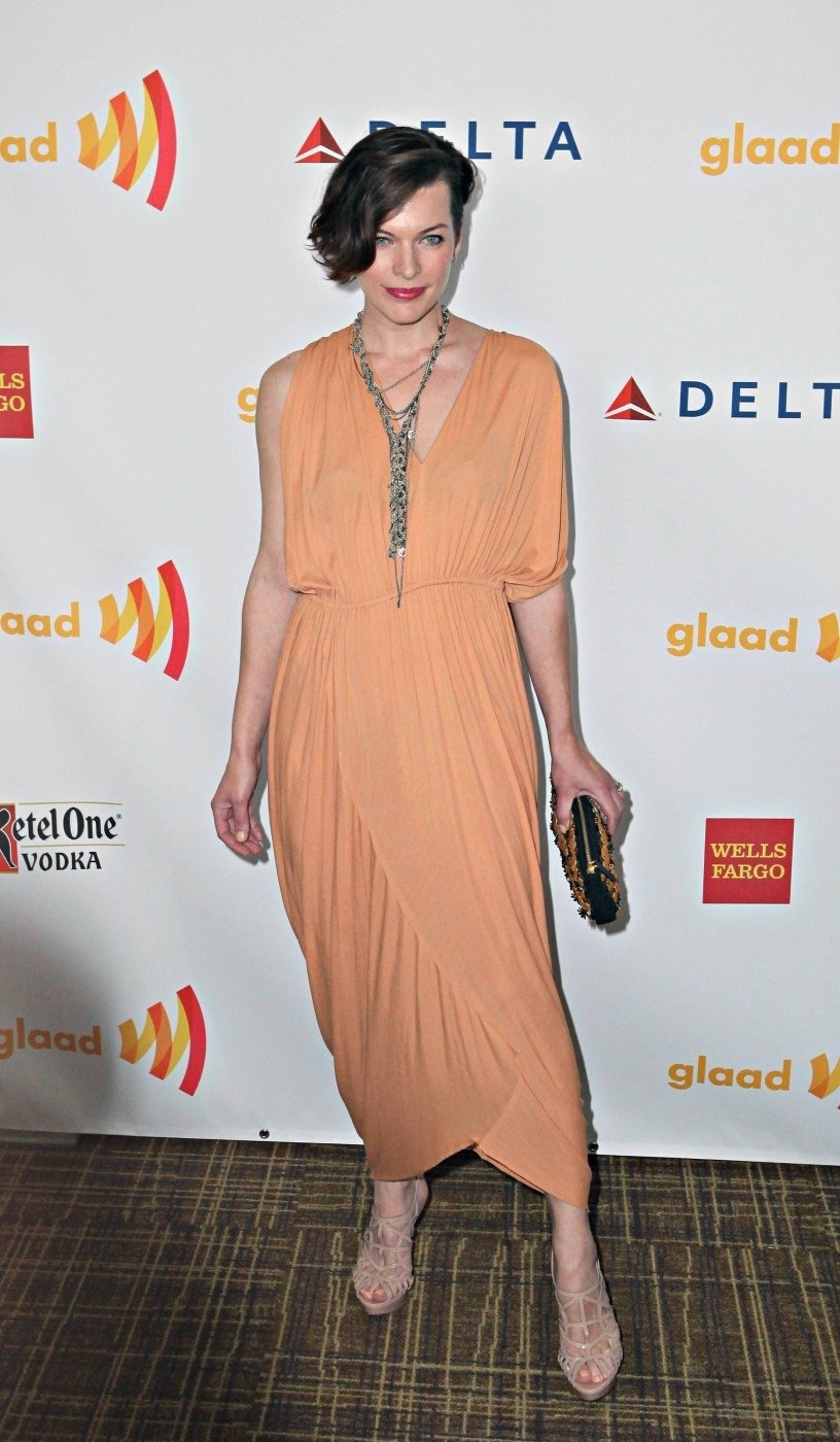 Modelka a herečka Milla Jovovich dorazila na 23rd Annual GLAAD Media Awards do Westin Bonaventure Hotelu v Los Angeles v jemně oranžových šatech zajímavého střihu.