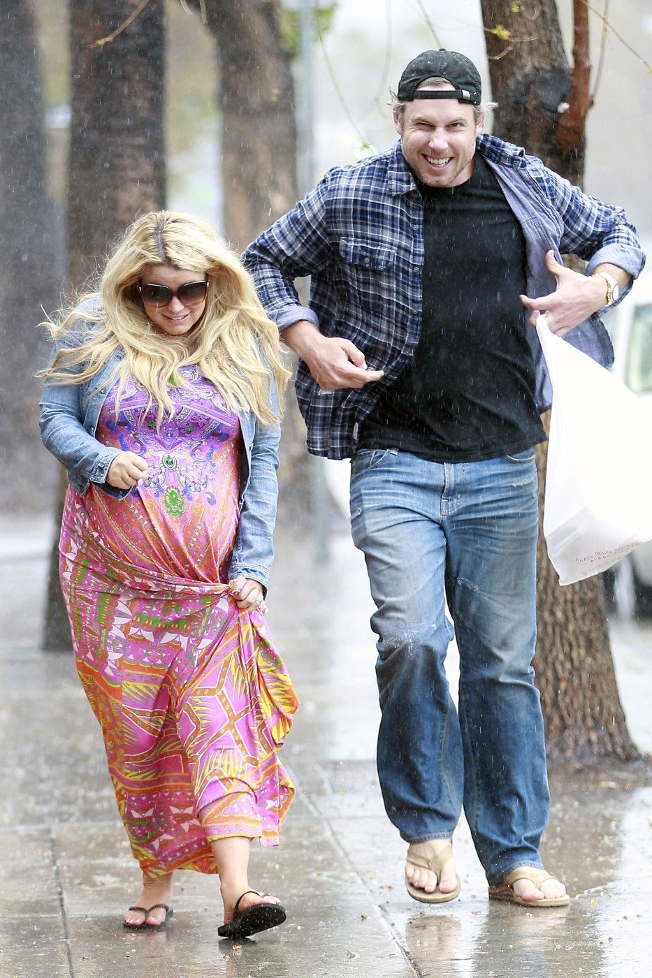 Jessica Simpson a jeí přítel Eric Johnson si vyšli do bistra Boneyard v Los Angeles. Jessica má totiž pořád hlad.