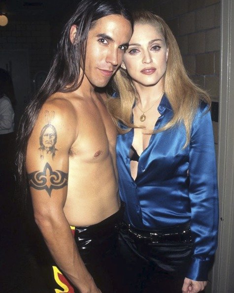 Anthony Kieds (Red Hot Chilli Peppers) a Madonna na MTV Video Music Awards (1995)