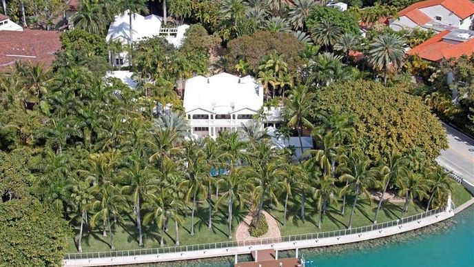 Zpěvačka Gloria Estefan s manželem zlevnili rezidenci v Miami o 12,5 milionu dolarů. V roce 2015 chtěli usedlost známou jako „La Casita prodat za 40 milionů dolarů. Nyní, po pěti letech, ji zlevnili na 27,5 milionu.