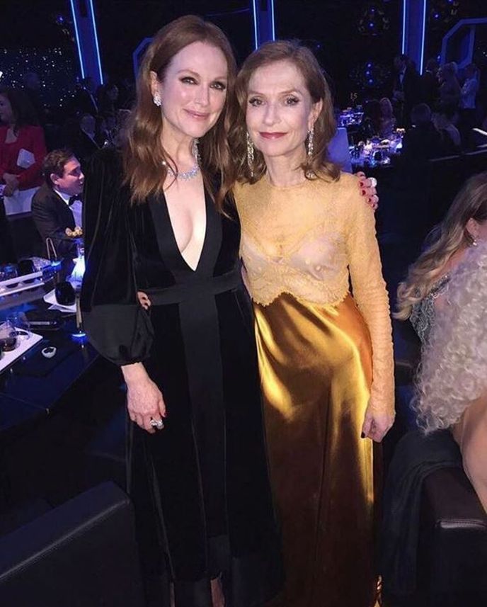 Herečka Julianne Moore s Isabelle Huppert, která získala ocenění Women in Motion za film Elle