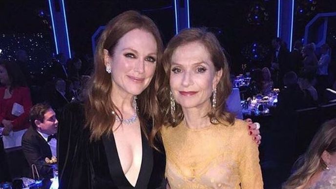 Herečka Julianne Moore s Isabelle Huppert, která získala ocenění Women in Motion za film Elle