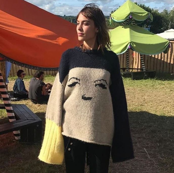 Alexa Chung ve svetru ze své vlastní kolekce