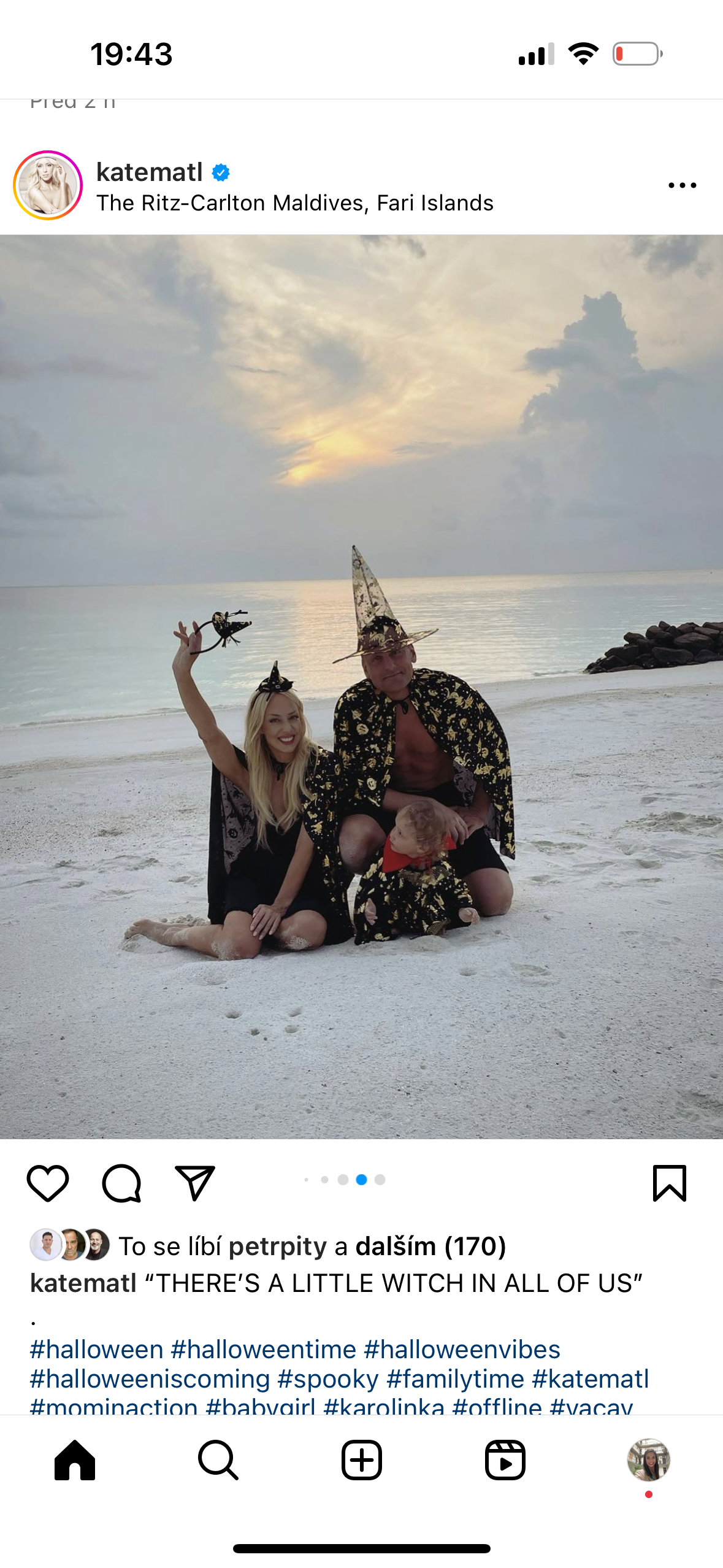 Kateřina Mátlová (44) Zpěvačka si s partnerem a dcerkou vyrazili k moři a halloweenské oblečky prezentovali rovnou na pláži.